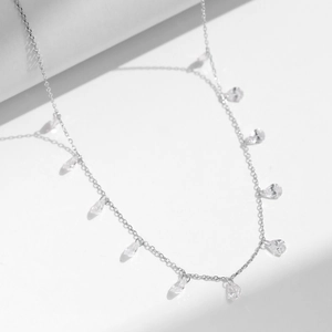 Collier ras du cou en argent S925 orné de multiples zircons étincelants en forme de goutte