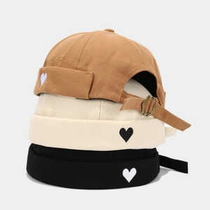 Brimless Docker Caps mit Herzstickerei in Braun, Beige und Schwarz für Streetwear