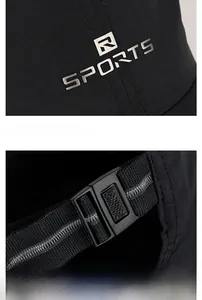 Détail du logo R SPORTS argenté et de la boucle réglable sur la casquette noire