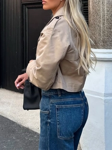 Schicker kurzer Trenchcoat in Khaki mit Schulterklappen für modisches Outdoor-Styling