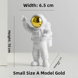 Detailed view of small astronaut figurine with gold visor and dimensions 10x6.5x5.5cm