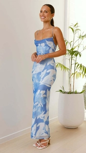 Détail de l'imprimé floral bleu et blanc sur une robe longue dos nu moulante pour femme