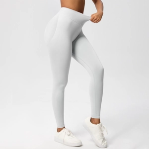 Detail der nahtlosen High-Waist Yogahose mit elastischem Bund und grauem Strickgewebe
