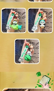 Dettaglio dei portachiavi creativi a forma di panda con cinturini in PVC e stili assortiti