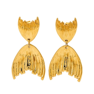 Boucles d'oreilles queue de poisson dorées avec texture plissée et design sirène