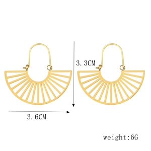 Vue détaillée de boucles d'oreilles triangle dorées avec dimensions 3,3 cm haut et 3,6 cm large