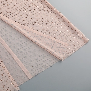 Détails de broderie de perles or rose et paillettes sur une robe de soirée en mesh rose