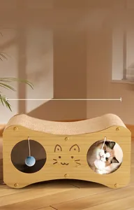Vue détaillée de la maison griffoir pour chat de 55 cm avec balles de jeu intégrées pour chat