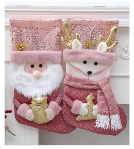 Detaillierte Plüsch-Weihnachtssocken mit 3D Weihnachtsmann, Rentier und Pailletten