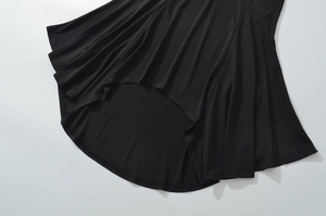 Détail montrant la texture douce et le drapé fluide de l'ourlet de la jupe sirène noire