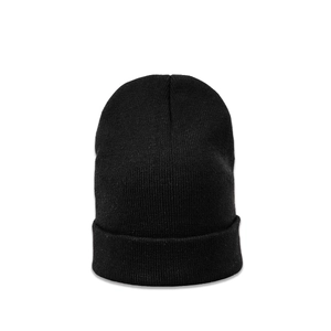 Détail du bonnet en maille noire avec texture côtelée et design à revers classique