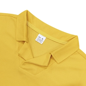 Detalle de polo amarillo gofrado mostrando la textura del cuello y etiqueta interior