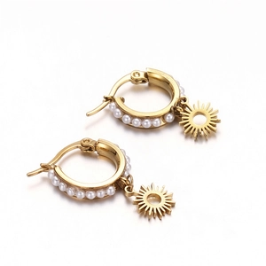 Goldene Creolen mit Perlenbesatz und Sonnenanhänger für einen eleganten Vintage-Stil