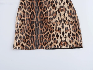 Détails de paillettes léopard scintillantes sur une mini-jupe pour femme au tissu texturé