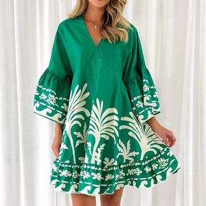 Damen Sommer V-Ausschnitt Tropical Print Mini Kleid Polyester Glockenärmel Volant Saum Urlaub Stil