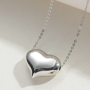 Dettaglio della collana con ciondolo a cuore con finitura argento lucido e catena