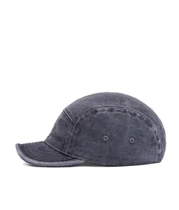 Vue latérale d'une casquette 5 panels en denim gris foncé avec visière courte