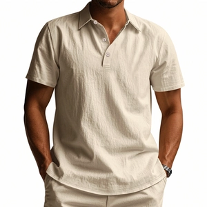 Detalle de botonadura y textura de lino transpirable en polo beige de hombre con botones