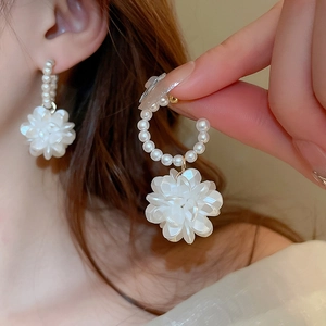 Eleganti orecchini a fiore con petali bianchi e perle per un look raffinato e chic