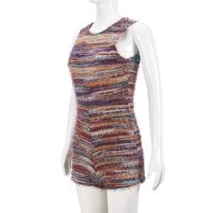 Détail d'un body sans manches en maille colorée avec un tissu duveteux multicolore texturé