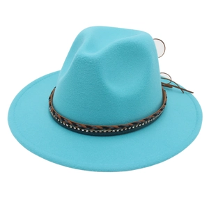 Dettaglio del cappello fedora turchese con strass e nastro decorativo in pelle intrecciata