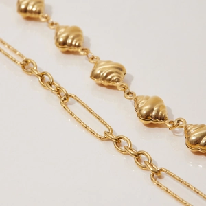 Nahaufnahme von 18K vergoldeten Edelstahl-Croissant-Gliedern und Hammerschlag-Ketten