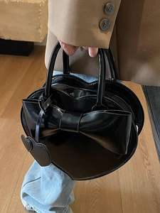 Sac à main chic noir en forme de cœur avec grand nœud et finition vernie pour femme