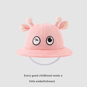 Détail d'un chapeau soleil rose pour bébé avec bois 3D et yeux de dessin animé