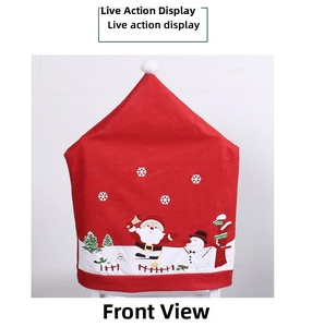 Détail de la housse de chaise Père Noël rouge avec imprimé festif et pompon blanc en peluche