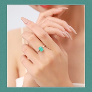 Eleganter s925 Silberring mit rechteckigem grünem Edelstein an der Hand eines Modells
