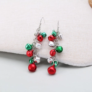 Vue détaillée de longues boucles d'oreilles à pompons festifs avec grelots rouges et verts