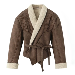 Giacca da donna in camoscio marrone con fodera in shearling bianco e cintura in vita
