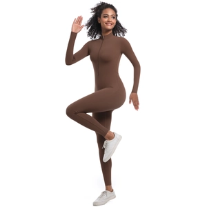 Vue détaillée de la combinaison de yoga marron avec fermeture éclair pour le fitness