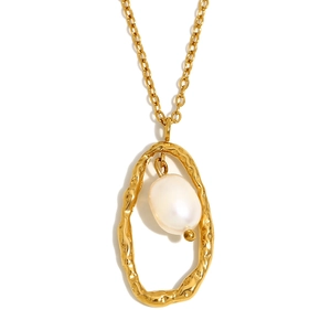 Collier en acier inoxydable plaqué or 18 carats avec pendentif perle sur fond blanc