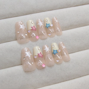 Roze Y2K kunstnagels met sterren en strass-steentjes op grijs fluwelen tray