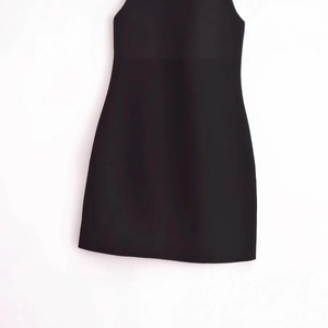 Robe moulante noire élégante avec col dos nu et coupe slim minimaliste pour femmes