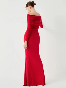 Robe longue rouge élégante à épaules dénudées avec manches longues et coupe ajustée vue latérale