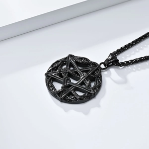 Gros plan du pendentif pentagramme gothique avec serpent sur socle blanc