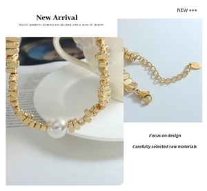 Detalle del collar chapado en oro con cuentas irregulares y un toque de perla blanca