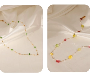 Détail d'un collier élégant en titane doré avec perles naturelles colorées sur de la soie