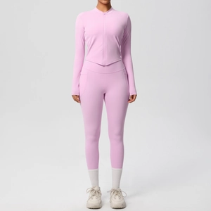 Détail de l'ensemble de yoga rose avec poche sur le legging et veste zippée