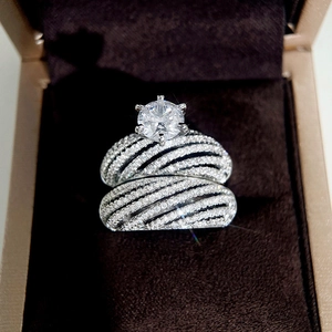 Macro-detail van luxe tweedelige bruidsringset met ronde zirkoon en pavé-zetting