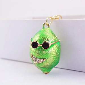 Portachiavi creativo al limone verde con occhiali da sole e sorriso in cristallo decorato