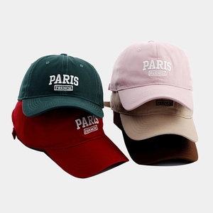 Gros plan de cinq casquettes en coton avec broderie Paris French en plusieurs couleurs