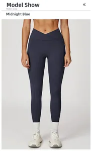 Vue détaillée du legging de yoga taille haute croisée bleu minuit avec poches latérales