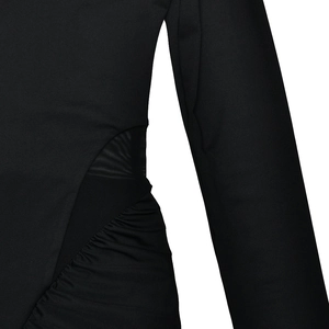 Détail de la découpe en maille noire et de la texture froncée sur le côté de la robe