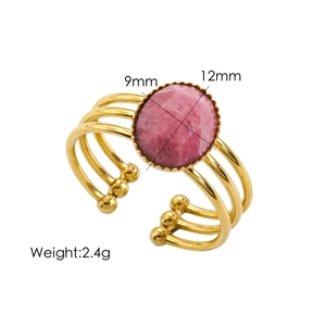 Vue détaillée d'une bague avec pierre rose ovale 12x9mm et finition or 14 carats