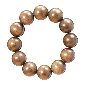 Bracciale in legno di nanmu a filo d'oro lucidato con dodici perle tonde da 20mm su fondo bianco