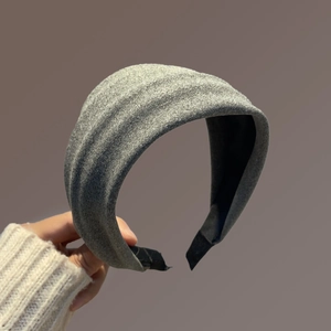 Vue détaillée de la texture tricotée grise épaisse sur le tissu du bandeau large
