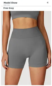 Détail du short de yoga gris sans couture avec taille haute et tissu de compression côtelé